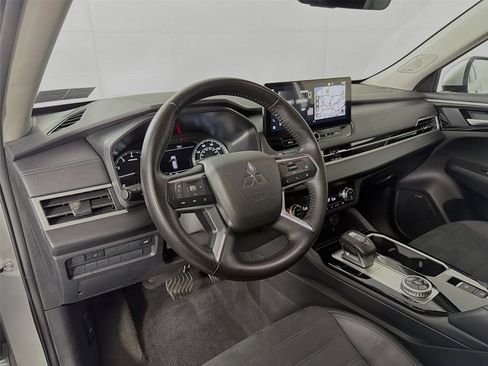 Used 2025 Mitsubishi Outlander SE AWD/4WD image 16