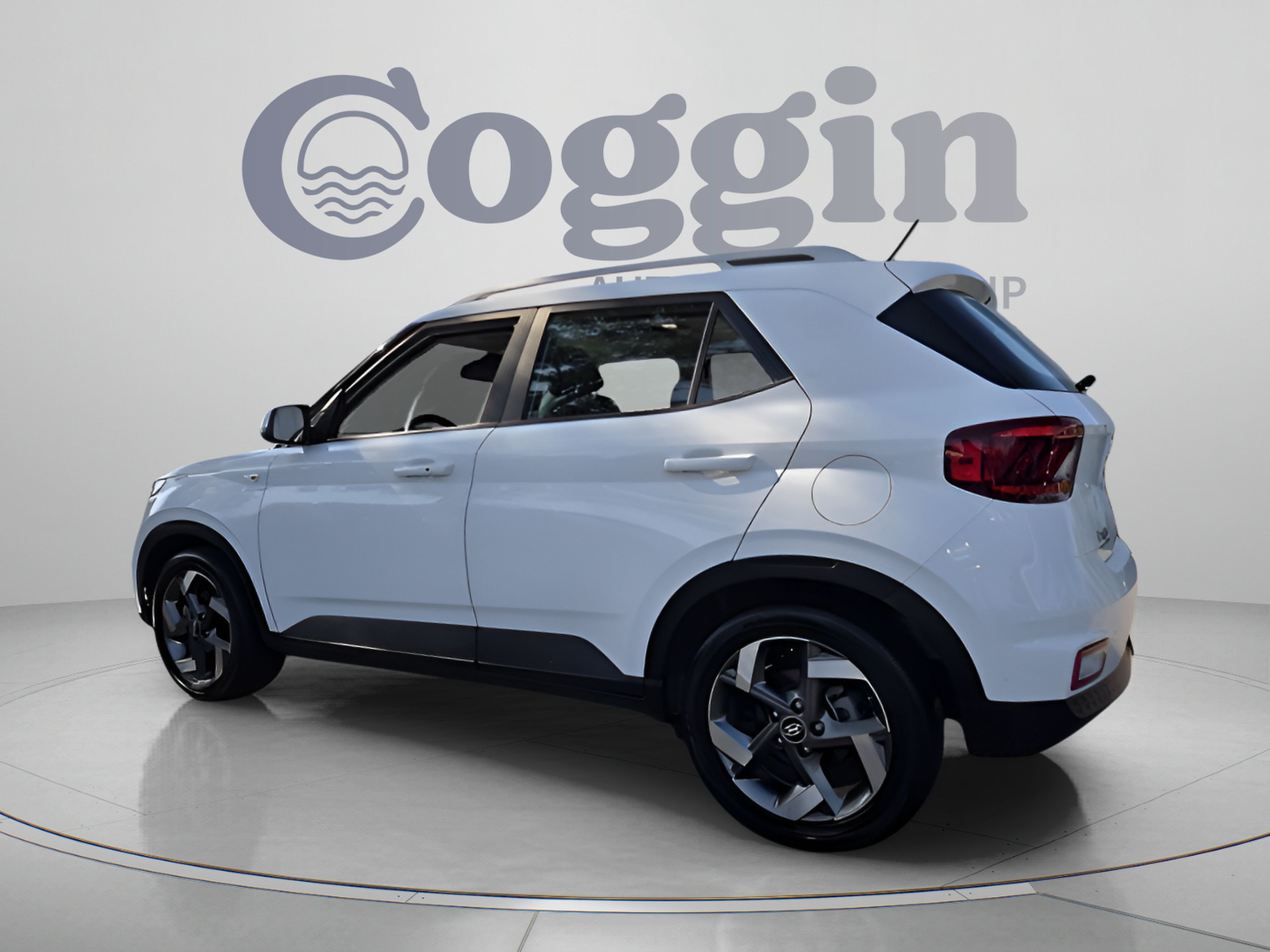 Used 2025 Hyundai Venue SEL FWD image 3