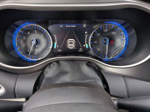 Used 2023 Chrysler Pacifica Touring-L FWD image 9