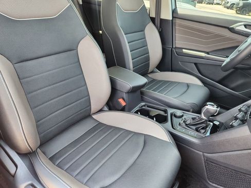 Used 2024 Volkswagen Taos SEL image 18