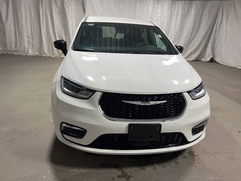 Used 2025 Chrysler Pacifica Select image 2