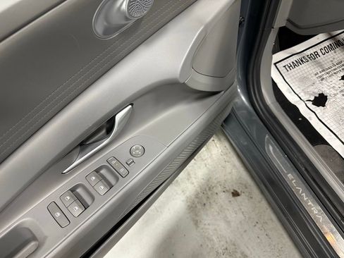 Used 2025 Hyundai Elantra SE image 9