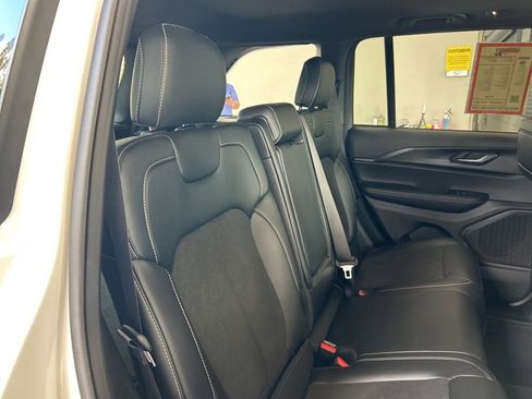 Used 2025 Jeep Grand Cherokee Altitude image 28