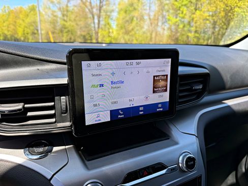 Used 2022 Ford Explorer XLT AWD/4WD image 16