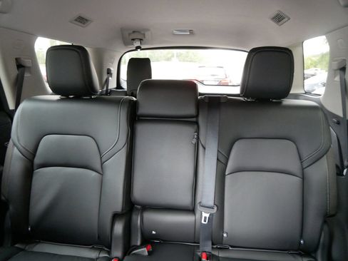 New 2025 Nissan Pathfinder SL image 5