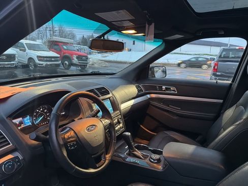 Used 2017 Ford Explorer XLT w/ Equipment Group 202A image 8