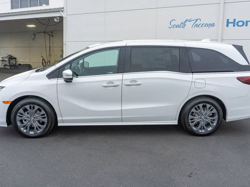 New 2026 Honda Odyssey Touring image 9