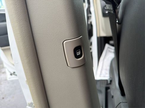 Used 2014 Chrysler Town & Country Touring-L image 58