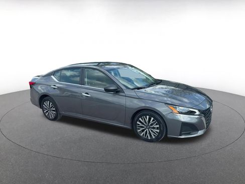 Used 2025 Nissan Altima 2.5 SV FWD image 2