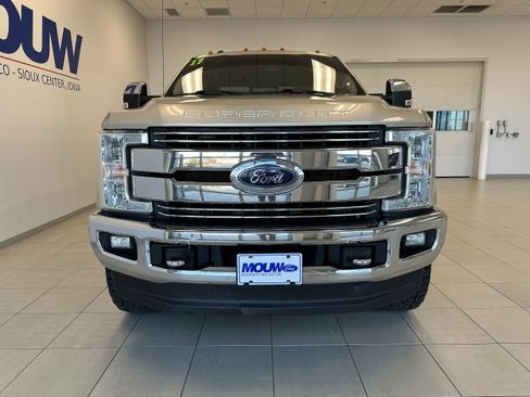 Used 2017 Ford F250 Lariat w/ Chrome Package image 3