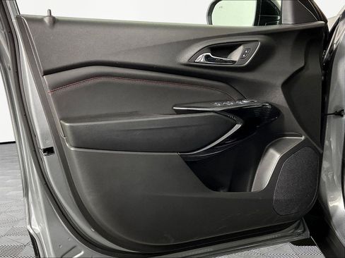 Used 2025 Chevrolet Trax RS w/ Sunroof Package FWD image 19