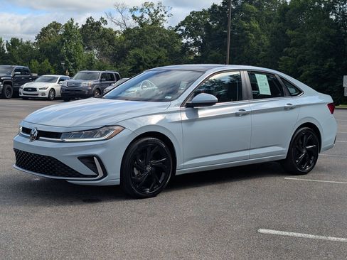 Used 2025 Volkswagen Jetta SE w/ Sunroof Package FWD image 5