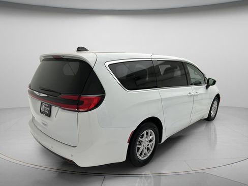 Used 2024 Chrysler Pacifica Touring-L FWD image 4