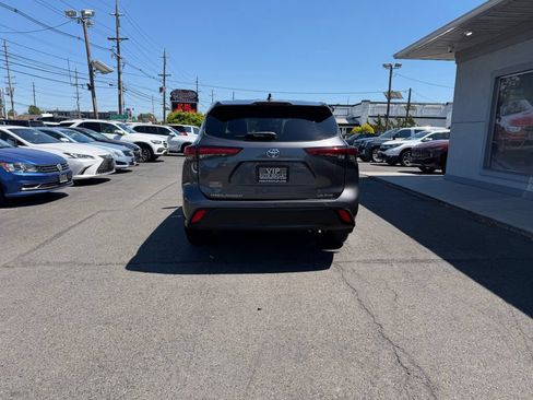 Used 2023 Toyota Highlander LE AWD/4WD image 6