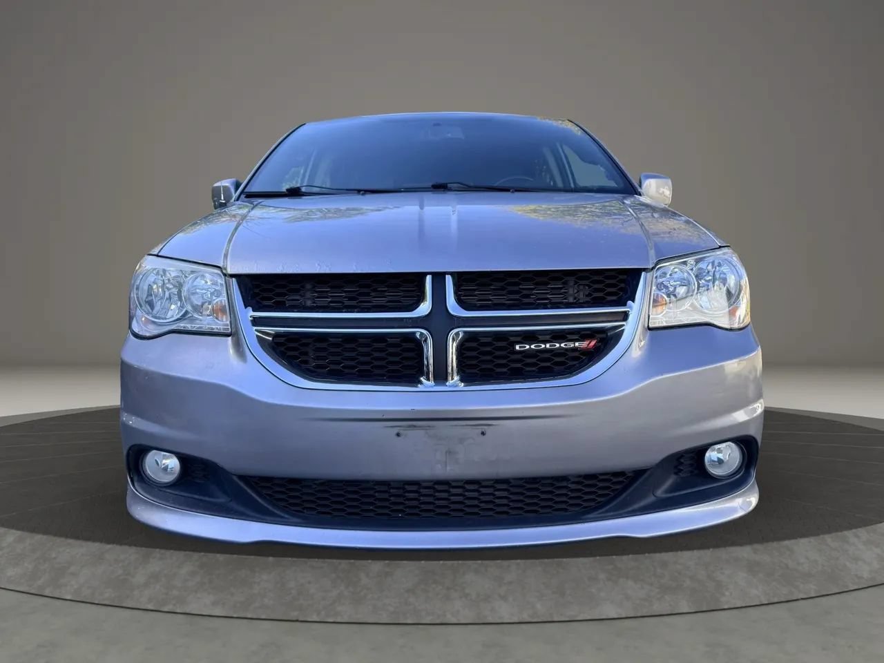Used 2017 Dodge Grand Caravan SXT FWD image 2