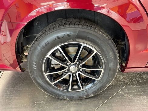 Used 2018 Dodge Grand Caravan SXT w/ Driver Convenience Group FWD image 9