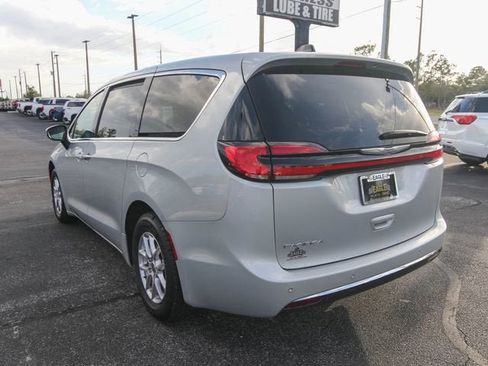 Used 2023 Chrysler Pacifica Touring-L FWD image 7