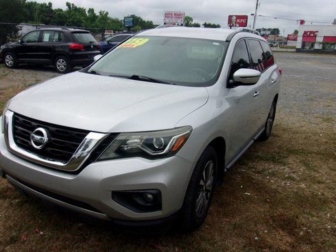Used 2017 Nissan Pathfinder SV w/ Trailer Tow Package FWD image 3