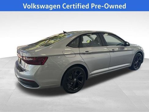 Used 2025 Volkswagen Jetta SE w/ Sunroof Package FWD image 9