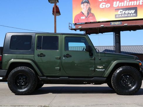 Used 2008 Jeep Wrangler Unlimited Sahara w/ Dual Top Group AWD/4WD image 8