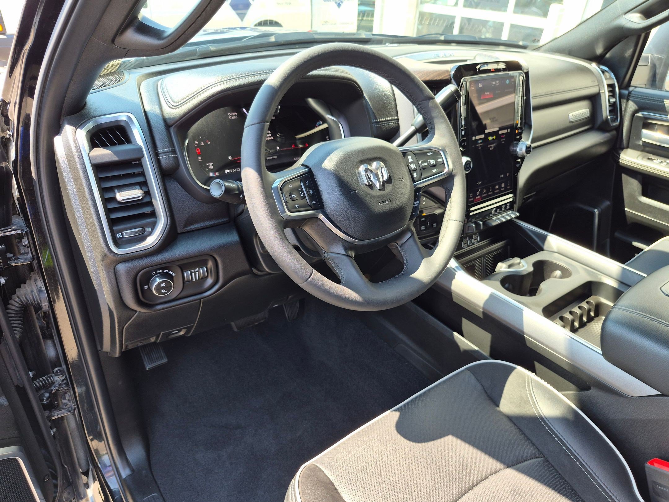 Used 2025 RAM 2500 Laramie AWD/4WD image 17