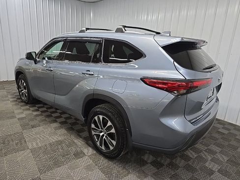 Used 2022 Toyota Highlander XLE AWD/4WD image 9