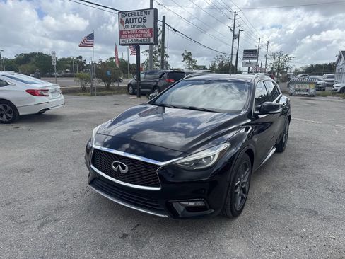Used 2017 INFINITI QX30 Premium w/ Navigation Package image 1