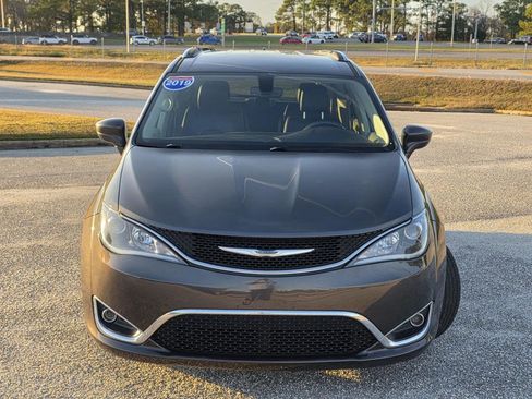 Used 2019 Chrysler Pacifica Touring-L image 2