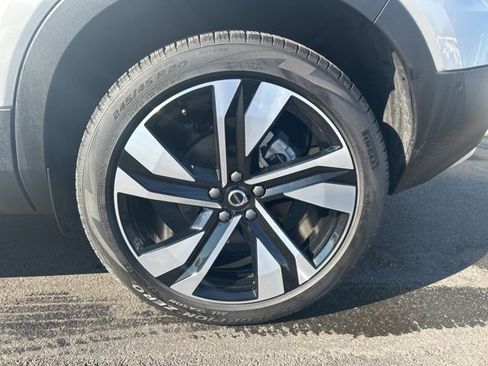 Certified 2025 Volvo XC40 B5 Plus AWD/4WD image 9