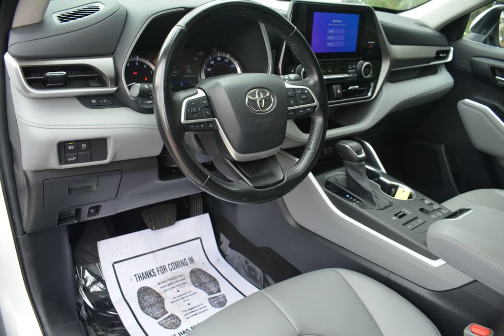 Used 2023 Toyota Highlander XLE AWD/4WD image 11