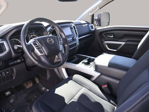 Used 2017 Nissan Titan SV image 16