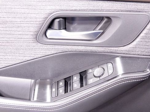 Used 2023 Nissan Rogue SV image 21