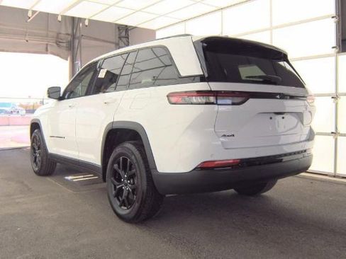 Used 2024 Jeep Grand Cherokee Altitude image 5
