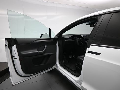 Used 2022 Tesla Model X image 7