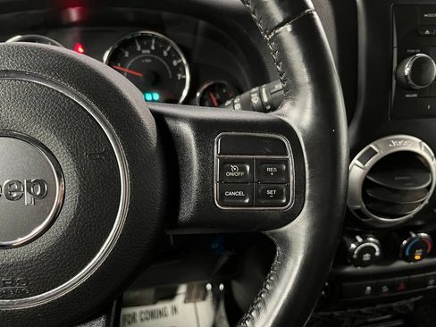 Used 2017 Jeep Wrangler Unlimited Rubicon w/ Connectivity Group AWD/4WD image 27