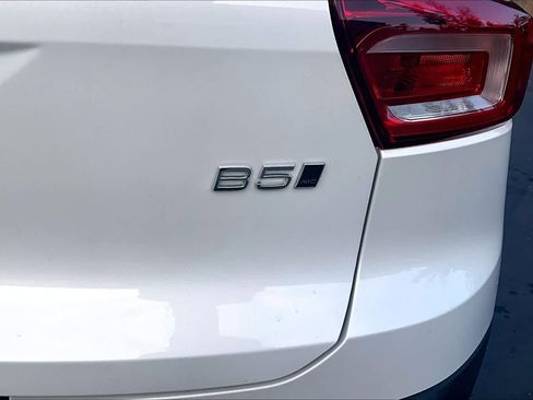 Used 2025 Volvo XC40 B5 Core w/ Protection Package Premier image 11