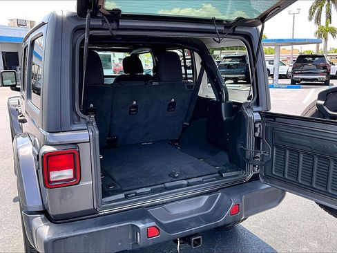 Used 2020 Jeep Wrangler Unlimited Sahara AWD/4WD image 6
