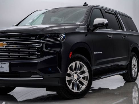 Used 2022 Chevrolet Suburban Premier w/ Premium Package AWD/4WD image 2