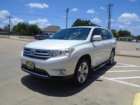 Used 2012 Toyota Highlander Limited w/ Tow Pkg FWD image 3