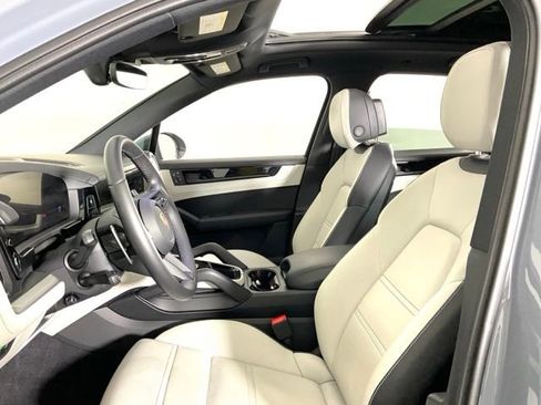 Used 2025 Porsche Cayenne AWD/4WD image 25
