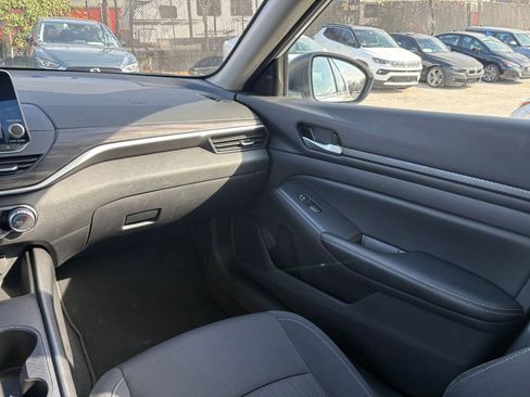 Used 2025 Nissan Altima 2.5 SV image 35