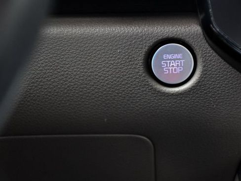 Used 2025 Kia Carnival FWD image 34