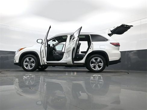 Used 2016 Toyota Highlander Limited Platinum image 35