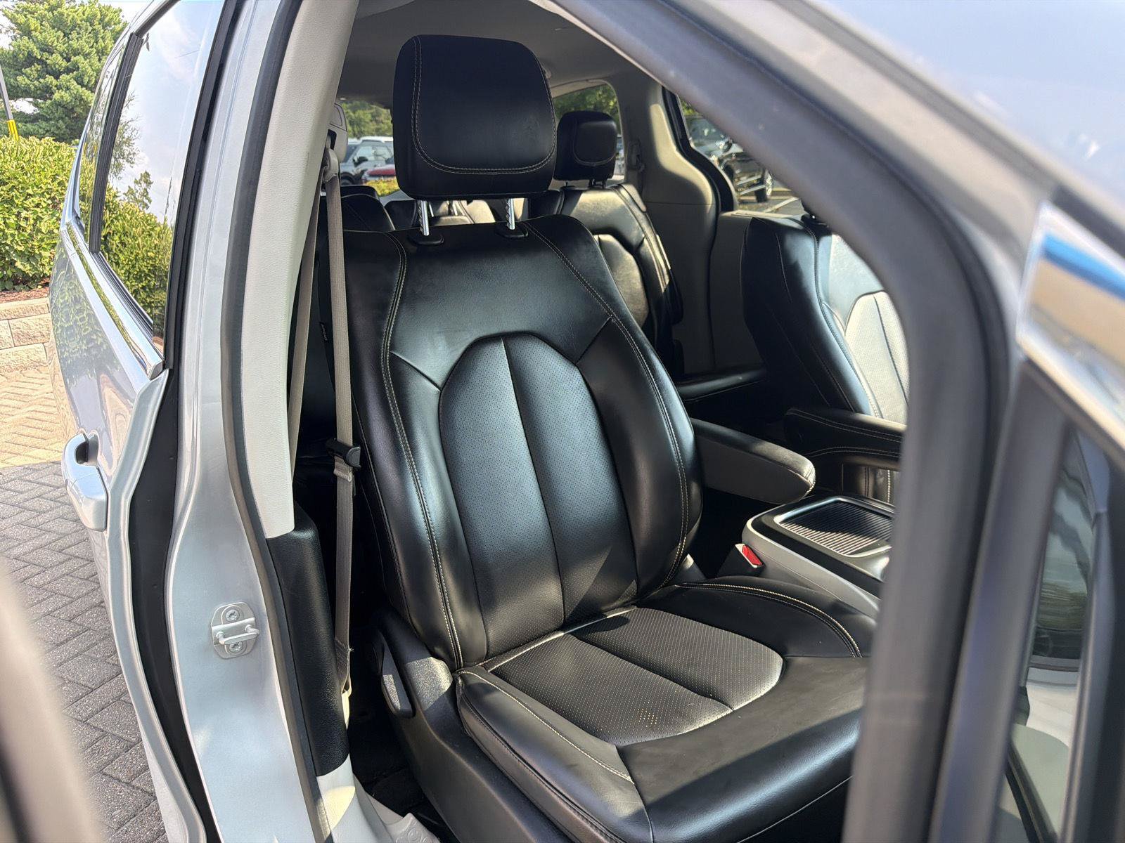 Used 2023 Chrysler Pacifica Touring-L FWD image 34