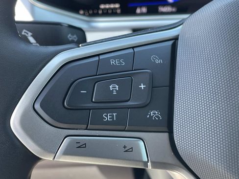 Used 2025 Volkswagen Taos SE w/ Panoramic Sunroof Package FWD image 21