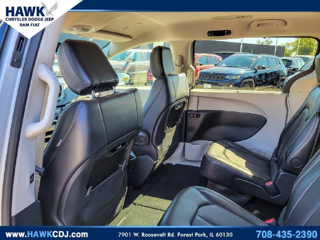 Used 2024 Chrysler Pacifica Touring-L FWD image 12