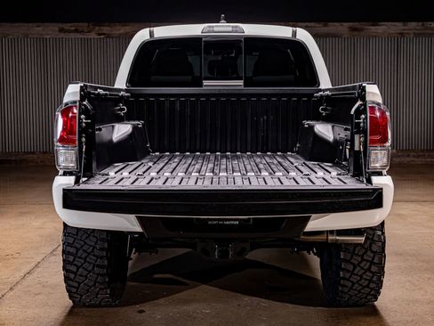 Used 2023 Toyota Tacoma TRD Sport image 9