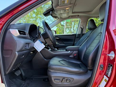 Certified 2021 Toyota Highlander XLE AWD/4WD image 12