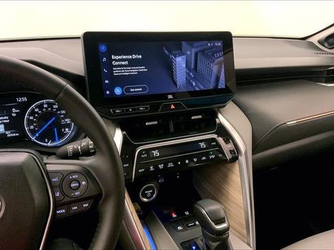 Used 2024 Toyota Venza XLE image 5