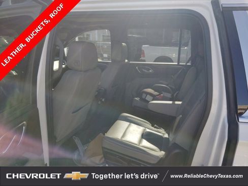Used 2022 GMC Yukon XL SLT w/ SLT Premium Package image 5